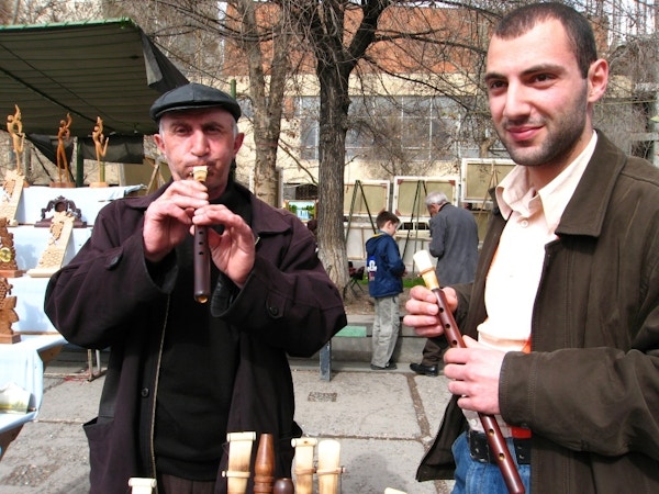 2 menn som spiller instrument på gaten