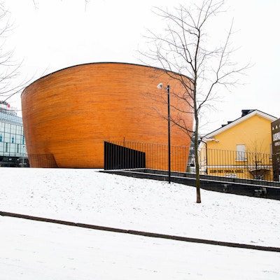 Arkitekttegnet bygning i Helsinkii med runde former
