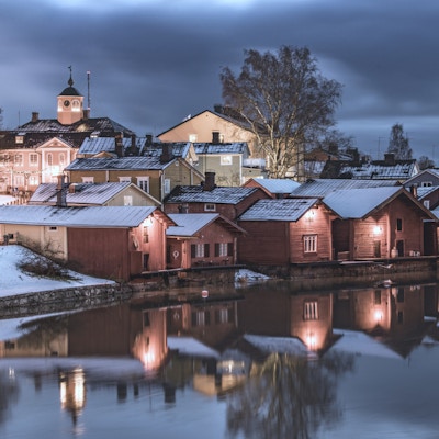 Byen Porvoo med småhus som ligger langs vannet i vintertid