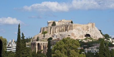 Utsikt mot det berømte Akropolistempelet på en høyde over Athen