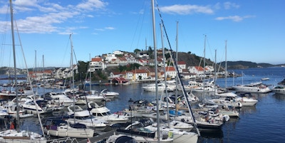 Havna i Kragerø der båter og seilbåter ligger