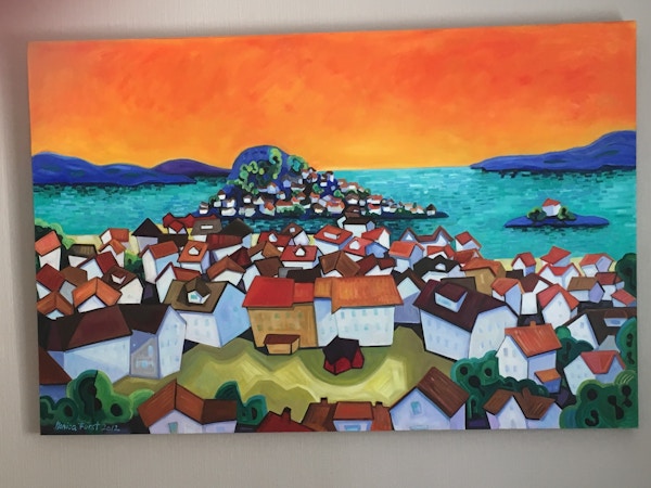Maleri med sterke farger av bygninger, oransjefarget himmel og hav
