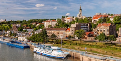 Utsikt over Beograd gamle del av byen og elvehavnen