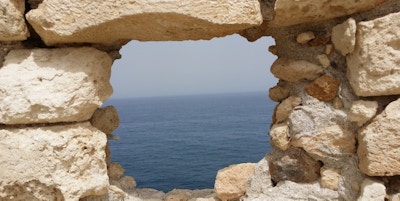 Et lite naturlig vindu i muren der vi ser utover havet