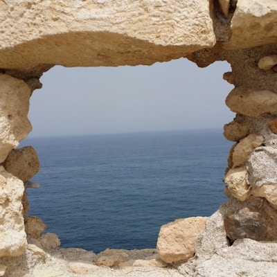 Et lite naturlig vindu i muren der vi ser utover havet