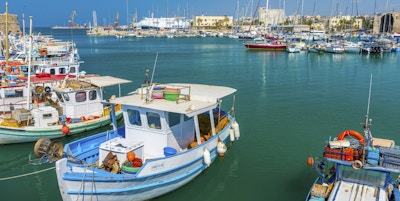 Fiskebåter i havnen i Heraklion, hovedstaden på Kreta, Hellas