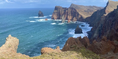 Landskapsbilde med hav, klipper og bølger