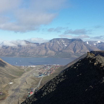 Utsiktsbilde fra toppen av et fjell med fjorden mellom