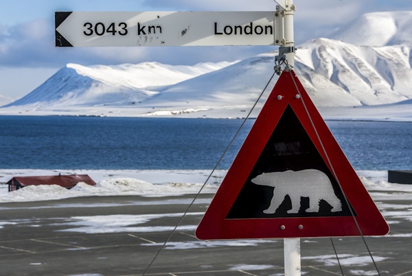 Symbol i Spitsbergen med advarsel om en isbjørn. Og det er 3043 km til London fra Longyearbyen flyplass.