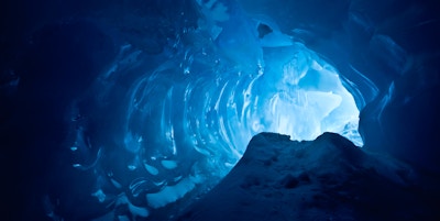 Nydelig lys og formasjoner inne i isgrotte