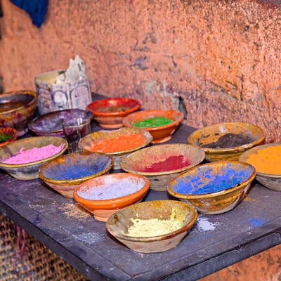 Skåler med forskjellige pigmenter og fargestoffer i Marrakechs marked