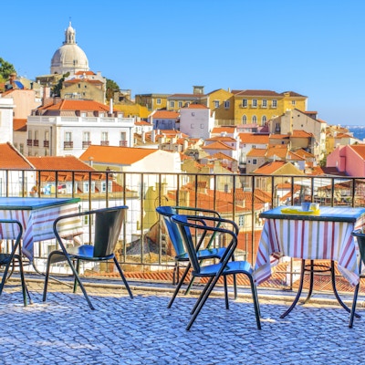 Åpen cafeterrasse med vakker utsikt i Alfama- et historisk bysenter i Lisboa, Portugal