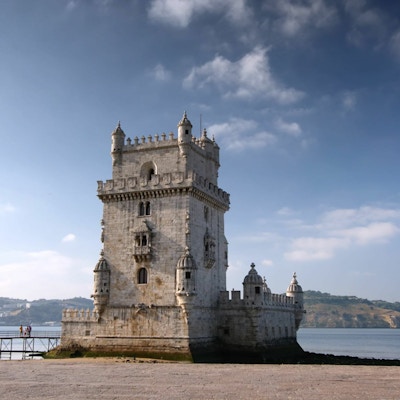 Et gammelt tårn står ved havet