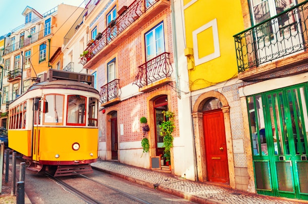 Gul vintage trikk på gaten i Lisboa, Portugal. Berømt reisemål