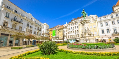 Largo de Portagem-torget i en vakker solrik dag med blå himmel. Historisk sentrum av Coimbra i sentrum av Portugal, Europa.