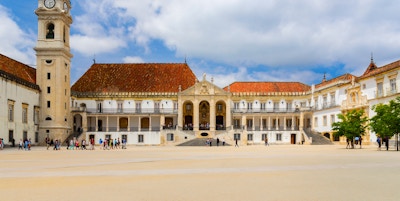 utsikt over Coimbra universitet ved solfylt vær, Portugal