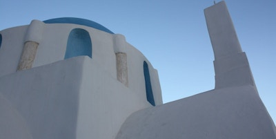 Nærbilde av hvit kirke med blå kuppel