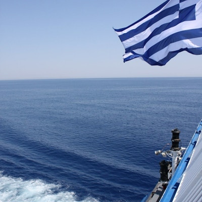 Ute på båttur med det greske flagget