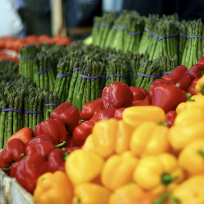 grønnsaker som vises på et matmarked