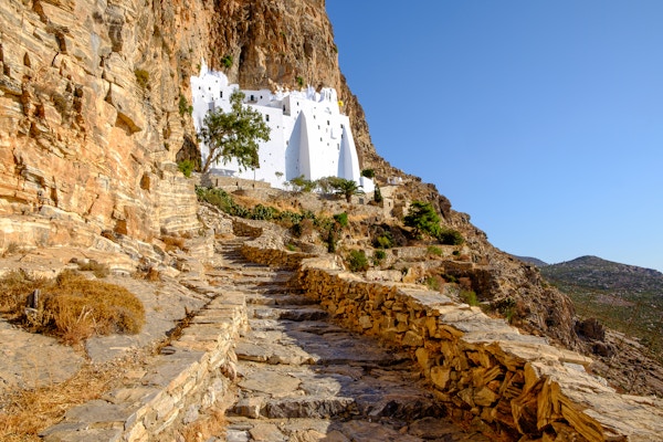 Vakker utsikt over Panagia Hozovitissa-klosteret på Amorgos-øya, Hellas