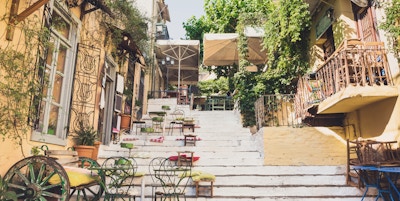 Sjarmerende gate med kafébord, Plaka-distriktet, Athen, Hellas