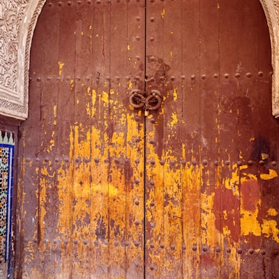 Gamle lilla vegger, dører og mosaikk i Marrakech, Marokko, Nord-Afrika