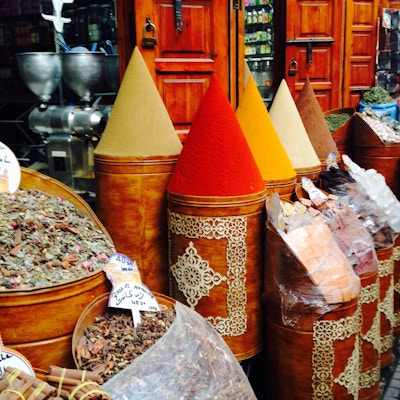 Fargerikt krydder på marked i Marrakech