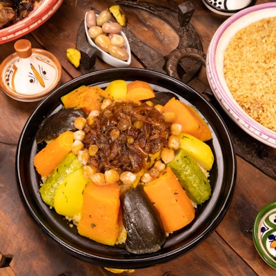 Matretter på marokkansk vis med flere fargerike fat og boller på et bord