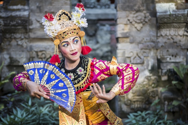 En ung kvinnelig danser fra Bali fremfører Ramayana-dansen i et tempel på Bali i Indonesia. Den hinduistiske kulturen på Bali er fortsatt bevart i dag og tiltrekker seg millioner av besøkende til Gudenes øy på grunn av sin kultur og naturlige skjønnhet.