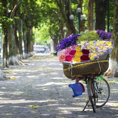 Selger sykkel med blomster på Hanoi street
