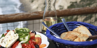 Gresk salat og brød på Kreta.