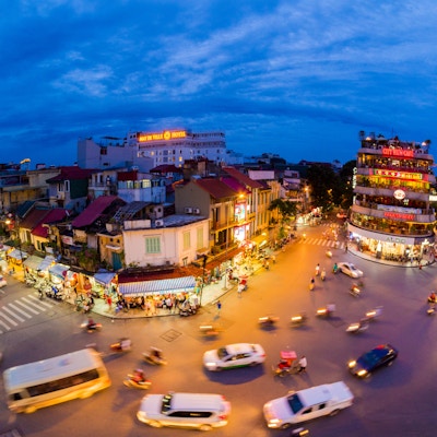 Utsikt over trafikken i Hanoi, Vietnam, foran City View Cafe-bygningen om kvelden.