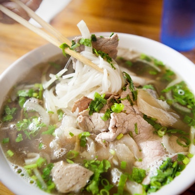 Vietnamesisk Pho Noodle Suppe med forskjellige kjøtt og grønnsaker.