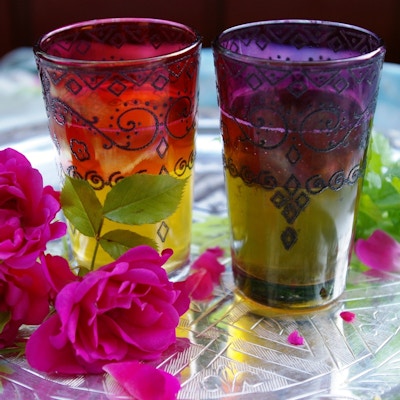 myntete i marokkansk-dekorerte glass