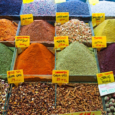 Bilde av ulike krydder, både fin- og grovmalt til salgs