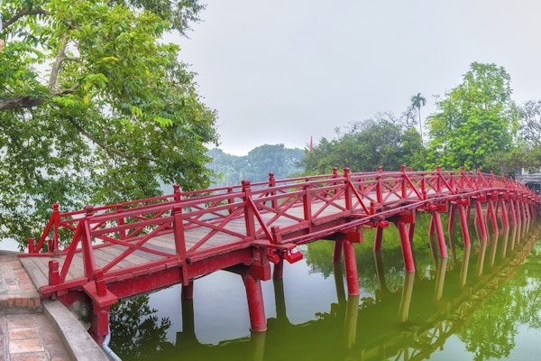 Huc Bridge som spenner over Ngoc Son Temple, Hanoi, Vietnam med buet broarkitektur crawfish rød symboliserer hovedstadsregionen tusenvis av år sivilisasjon, gudstempelskilpadder kommer inn i Vietnams historie