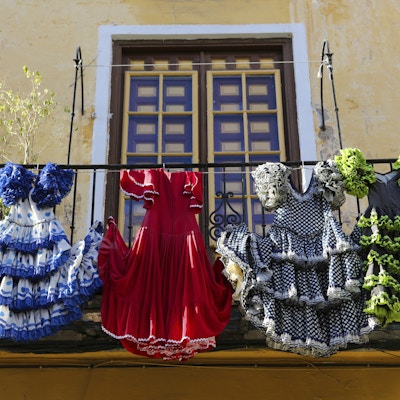Tradisjonelle flamenco-kjoler i et hus i Malaga, Andalusia, Spania.