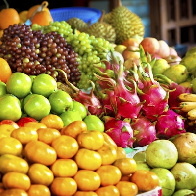 "Et fargerikt utvalg av frukt og grønnsaker vises for salg på markedet Ho An, Vietnam"