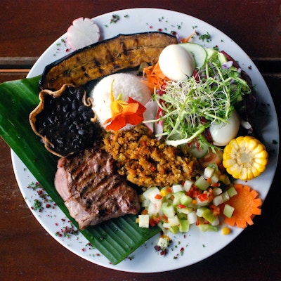 Tradisjonell plate i Costa Rica, kalt "Casado". Den er satt sammen av ris, bønner, biff, bananegg, mais og salat.