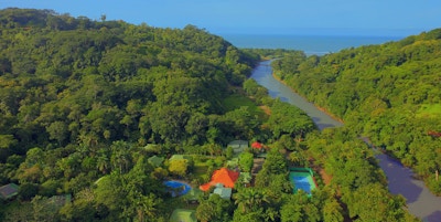 Luftbilde av villaer Rio Mar Ocean and river