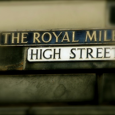 The Royal Mile og High Street, skilt på husvegg
