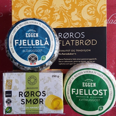 Lokale produkter fra Røros avbildet, fjellblå ost, rørossmør, Eggen fjellost og flatbrød