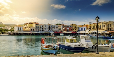 Båter i den gamle venetianske havnen i Rethymno på Kreta i Hellas