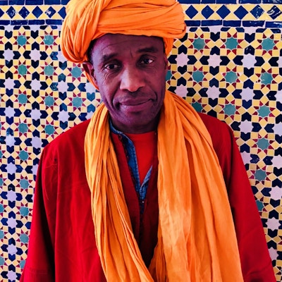 Marrokansk mann i tradisjonelle klær