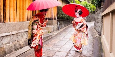 hilsen til to unge maiko-damer i den gamle gaten i Kyoto.