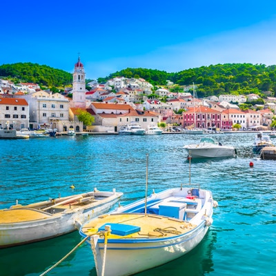 Kystlandskapet i den lille middelhavslandsbyen Pucisca på øya Brac, turiststed i Kroatia, Europa.
