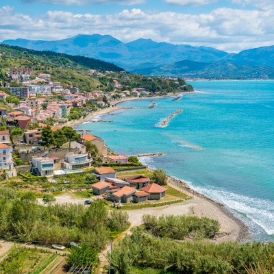 Panoramautsikt over Agnone Cilento og kystlinjen. Campania, Sør-Italia.
