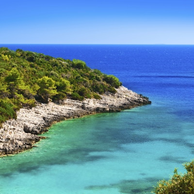 En blå lagune i øyparadiset Korcula i Adriaterhavet utenfor Kroatia, et populært turistmål.