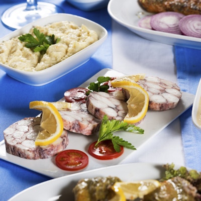 Et bord fult av forksjellig tradisjonell gresk mat