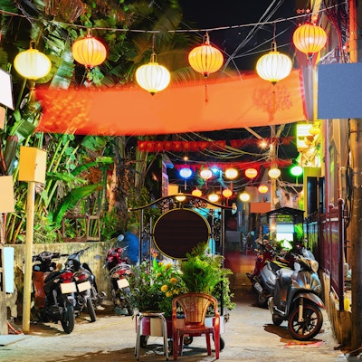 Motorsykler og gaten til den gamle byen Hoi An, Vietnam